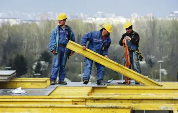 Ekipa robotników z Bułgarii na budowie osiedla Górczewska Park, Warszawa, kwiecień 2008 r. /fot. Seweryn Sołtys / Fotorzepa / 