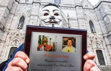 Jedna z ofiar księży pedofilów protestuje przed katedrą w Neapolu, kwiecień 2018 r. / SALVATORE LAPORTA / KONTROLAB / GETTY IMAGES