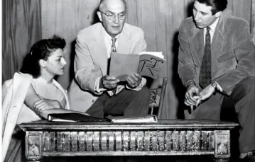William Carlos Williams w otoczeniu aktorów: Geren Kelsey (z lewej) i Lestera Robina podczas próby przed premierą sztuki „A Dream of Love”, Nowy Jork, 1949 r. / fot. Bettmann, Corbis / 