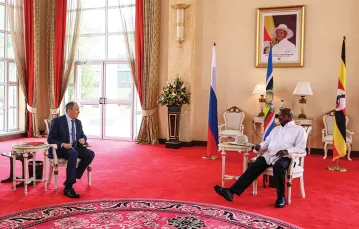 Jednym z krajów, które podczas swojej podróży po Afryce odwiedził szef rosyjskiego MSZ, była Uganda. Na zdjęciu: Siergiej Ławrow i prezydent Yoweri Museveni. Entebbe, 26 lipca 2022 r. / AFP / EAST NEWS