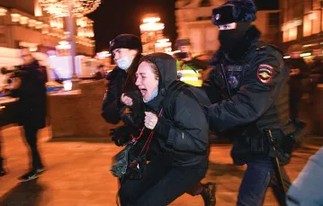 Policja zatrzymała setki demonstrantów podczas protestu przeciwko rosyjskiej inwazji na Ukrainę. Moskwa, 24 lutego 2022 r. / ALEXANDER NEMENOV / AFP / EAST NEWS / 