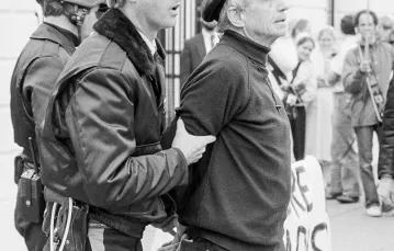 O. Daniel Berrigan aresztowany przed Białym Domem, gdzie protestował na klęczkach przeciwko inwazji armii USA na Grenadę. Waszyngton, 25 października 1984 r. / Fot. Bill Ray / THE LIFE PICTURE COLLECTION / GETTY IMAGES