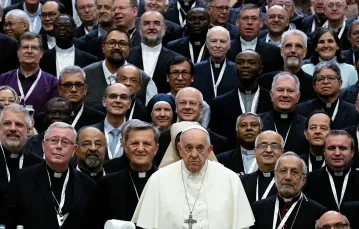 Papież z uczestnikami obrad w auli Pawła VI w Watykanie, 23 października 2023 r. Fot. Tiziana Fabi / AFP / East News