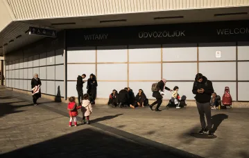 W ostatnich tygodniach dworzec kolejowy Bratysława Hlavná stał się miejscem gdzie wiele uchodźczych rodzin spędza dni i noce, czekając na możliwość dalszej podróży. Słowacja, 2023. fot. Karol Grygoruk / RATS Agency