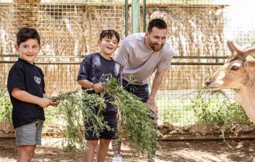 Laureat tegorocznej Złotej Piłki Leo Messi jako ambasador turystyki Arabii Saudyjskiej w ogrodzie zoologicznym w Riyadzie.  5 maja 2023 r. / Saudi Tourism Authority / EAST NEWS