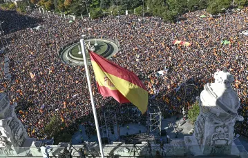 Masowe demonstruje przeciwko ustawie o amnestii dla osób zaangażowanych w referendum w sprawie niepodległości Katalonii w 2017 r. Madryt, 18 listopada 2023 r. / JAVIER SORIANO / AFP / EAST NEWS