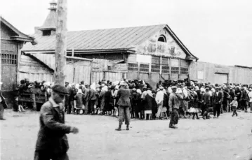 Kolejka za chlebem w Charkowie, 1932 r. / Narodowe Archiwum Ukrainy / domena publiczna
