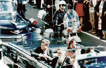 Prezydent John F. Kennedy na kilka minut przed zamachem. Teksas, 22 listopada 1963 r. / fot. Walter Cisco / Universal History Archive / Getty Images