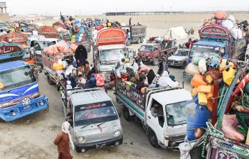 Uchodźcy afgańscy przekraczają granicę Pakistanu z Afganistanem w miejscowości Chaman. 4 listopada 2023 r. / BANARAS KHAN / AFP / EAST NEWS