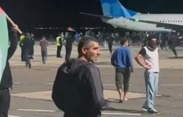 Zamieszki na lotnisku w rosyjskiej kaukaskiej republice Dagestanu po tym jak rozeszły się pogłoski, że przylatuje samolot z Izraela. Machaczkale, 29 października 2023 r. Zdjęcie Telegram / @askrasul / AFP / East News 