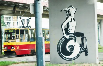 Graffiti symbolizujące obecność osób niepelnosprawnych w przestrzeni publicznej. fot. Piotr Kamionka / REPORTER