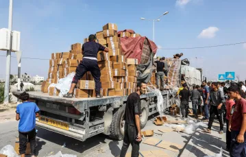 Ciężarówki z pomocą humanitarną na przejściu Rafah. Strefa Gazy, 2.11.2023 / fot. AA/ABACA/Abaca/East News