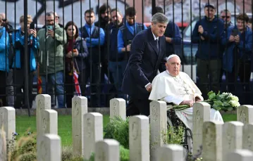 Papież Franciszek na cmentarzu wojennym Commonwealth. Rzym, 2 listopada 2023 r. / ALBERTO PIZZOLI / AFP / EAST NEWS