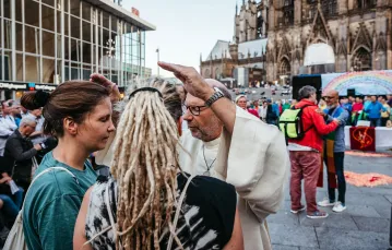 Błogosławienie par homoseksualnych przed katedra w Kolonii, Niemcy, wrzesień 2023 r. // Fot. Felix von der Osten / The Washington Post / Getty Images