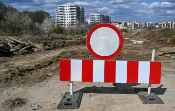 Nowe osiedle mieszkaniowe bez drogi dojazdowej. Rzeszów, 13 kwietnia 2023 r. / fot. Darek Delmanowicz / PAP