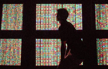 Wystawa w American Museum of Natural History w Nowym Jorku z okazji 50. rocznicy publikacji w "Nature" artykułu Jamesa Watsona i Francisa Cricka opisującego podwójną helisę DNA, Nowy Jork, sierpień 2001 r. // fot. Mario Tama / Getty Images