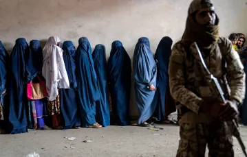 Kobiety oczekujące na pomoc hunanitarną, Kabul, maj 2023 r. // fot. Ebrahim Noroozi / AP / East News