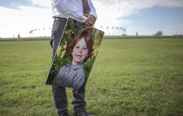 Ojciec ze zdjęciem syna Daniela, który zginął w strzelaninie w szkole Sandy Hook. Waszyngton, 13 września 2023 r. / fot. Win McNamee / Getty Images