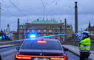 Policja patroluje centrum Pragi po strzelaninie na Uniwersytetu Karola. Czechy, 21 grudnia 2023 r. Petr David Josek / AP / EAST NEWS
