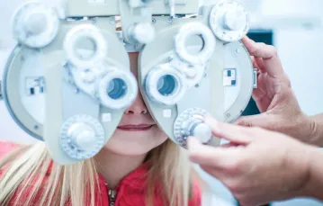 Badanie wzroku w poradni okulistycznej dla dzieci // Fot. Cultura Creative / AFP / East News