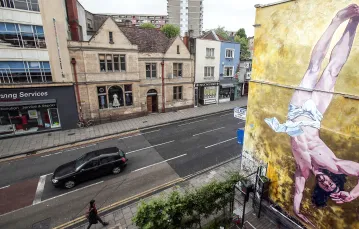 "Jezus tańczący breakdance" - mural Cosmy Sarsona w Bristol, Anglia, czerwiec 2012 r. // Fot. Matt Cardy / Getty Images