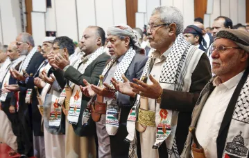 Zwolennicy Huti w Jemenie podczas modliwy za ofiary wojny w Gazie. Yemen, 20 listopada 2023 r.  / Mohammed Hamoud / Getty Images