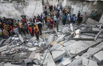 Domy ludności cywilnej zniszczone w wyniku izraelskiego ataku. Gaza, 16 stycznia 2024 r. / fot. Ashraf Amra / Anadolu / Getty Images