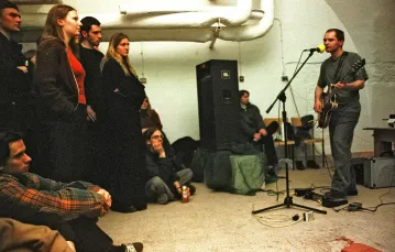 Marcin Dymiter na koncercie zespołu Ewa Braun w klubie LOCHA, Gdańsk, kwiecień 2001 r. // Fot. Łukasz Głowala / KFP