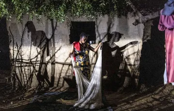 Przygotowywanie moskitier przed nocą, Matam, Senegal, maj 2023 r. // fot. JOHN WESSELS / AFP / East News