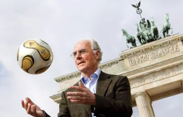Franz Beckenbauer podczas prezentacji złotej piłki zaprojektowanej na finał Pucharu Świata 2006. Berlin, 18 kwietnia 2006 r. / fot. PEER GRIMM / EPA / PAP
