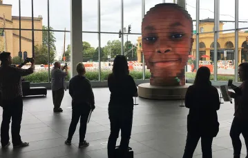 Projekt prof. Matthew Mohra z Columbus College of Art & Design pozwalający przenieść własne zdjęcie zwiedzających (selfie) na czterometrowy model 3D ludzkiej głowy, październik 2017 r. // Fot. Matthew Mohr Studios / East News