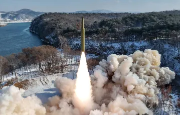Test koreańskiej rakiety balistycznej średniego zasięgu na paliwo stałe, w Korei Północnej, zdjęcie oficjalne północnokoreańskiej agencji prasowej KCNA, 14 stycznia 2024 r. // Fot. KCNA / AFP / East News