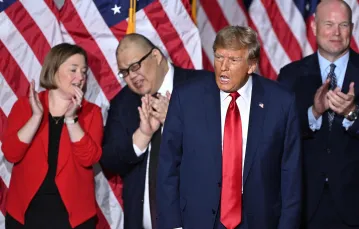 Donald Trump w czasie wieczoru wyborczego w Des Montes, Iowa, 15 stycznia 2024 r. // Fot. Jim Watson / AFP / East News