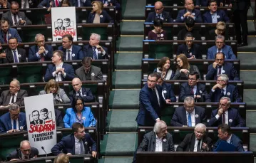 2. posiedzenie Sejmu X kadencji. Posłowie PiS przyszli na salę z banerami "Solidarni z Kamińskim i Wąsikiem" / fot. WOJTEK RADWANSKI/AFP/East News