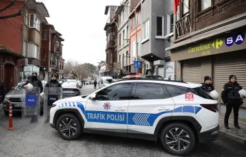Policja blokuje drogę do kościoła Najświętszej Marii Panny chwilę po zamachu terrorystycznym, Stambuł, 28 stycznia 2024 r. // Fot. Bunyamin Celik / Anadolu / East News