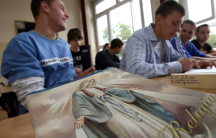 Lekcja religii w Zespole Szkół Samochodowych w Bydgoszczy, wrzesień 2007 r. // Fot. Arkadiusz Wojtasiewicz / Wyborcza.pl