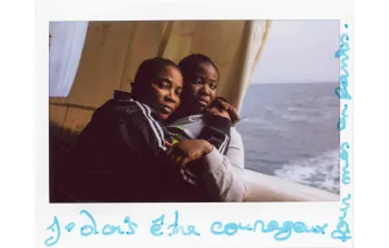 Zdjęcie Bintou (po lewej) z podpisem „muszę być odważna dla moich dzieci”. Bintou pochodzi z Wybrzeża Kości Słoniowej, została uratowana na Morzu Śródziemnym przez Geo Barents, łódź poszukiwawczo-ratowniczą Lekarzy bez Granic. Grudzień 2022 r. fot. Mahka Eslami / materiały prasowe MSF