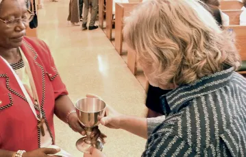 W kościole katolickim św. Franciszka Salezego w Sherman Oaks w Kalifroni kobiety w zastępstwie kapłanów wypełniają część ich obowiązków. Stany Zjednoczone, 7 maja 2016 r. / fot. Wojtek Laski / EAST NEWS