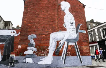 Mural Joego Caslina zachęcający do korzystania z pomocy psychoterapeutów, Dublin, lipiec 2020 r. // Fot. Brian Lawless / PA Images / Forum