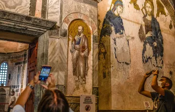 Turyści w muzeum Chora w Stambule, sierpień 2020 r. // Fot. Erhan Demirtas / NurPhoto / AFP / East News
