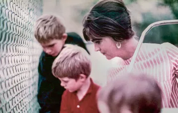 Lucia Berlin z synami, Markiem i Jeffem, w nowojorskim zoo, 1963 r. // Fot. materiały prasowe Wydawnictwa Czarne