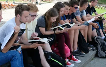 Młodzież czytająca książki. Przemyśl, czerwiec 2018 r. / Fot Łukasz Solski / East News