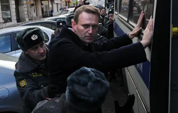 Aleksiej Nawalny zatrzymany przez policję podczas demonstracji. Moskwa, 27.10.2012 / fot. AFP PHOTO / ANDREY SMIRNOV