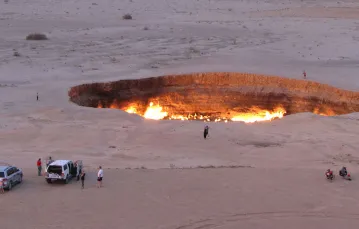 "Brama piekła" - płonący krater na pustyni Karakum, Tadżykistan, 2014 r. // Fot. IGOR SASIN / AFP / EAST NEWS