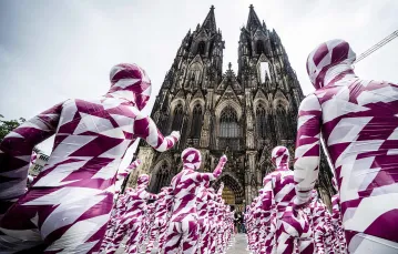 Instalacja Dennisa Mesega "Rozbite dusze w morzu ciszy" przed katedrą w Koloni. Artysta zwraca uwagę na zmowę milczenia wobec skrzywdzonych w kościele. Niemcy, 4 sierpnia 2023 r. fot. BERND LAUTER / AFP / EAST NEWS
