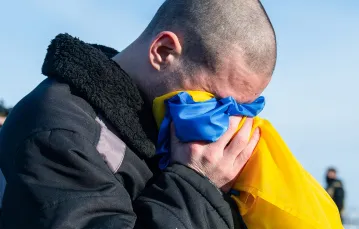 Ukraiński żołnierz, który przed chwilą został uwolniony z rosyjskiej niewoli. 31 stycznia 2024 r. /  UKRAINIAN PRESIDENTIAL PRESS SERVICE / AFP / EAST NEWS
