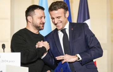 Emmanuel Macron i Wołodymy Zełenski po wspólnej konferencji prasowej w Pałacu Elizejskim. Paryż, 16 lutego 2024 r. / fot. THIBAULT CAMUS / AFP / EAST NEWS