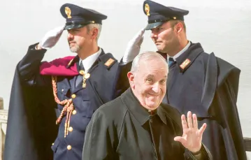 Kard. Jorge Mario Bergoglio, arcybiskup Buenos Aires, przed aulą synodalną w Watykanie, gdzie odbywały się kongregacje poprzedzające konklawe, 11 marca 2013 r. // Fot. Ciro Fusco / EPA / PAP