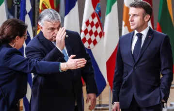 Viktor Orban, premier Węgier i Emmanuel Macron, prezydent Francji w drodze na salę obrad Rady Europejskiej, Bruksela, 22 marca 2024 r. // Fot. Yves Herman / Reuters / Forum