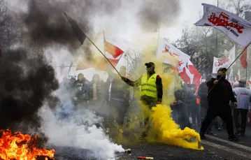 Protest rolników przed gmachem Sejmu. Warszawa, 6 marca 2024 r. / fot. Michał Dyjuk / AP / EAST NEWS